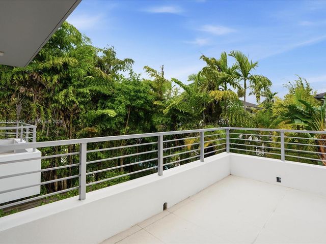 125 Hampton Ln, Key Biscayne, FL 33149