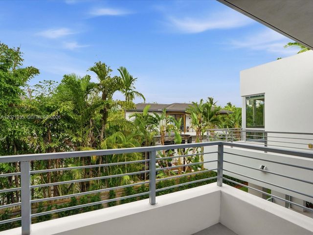 125 Hampton Ln, Key Biscayne, FL 33149