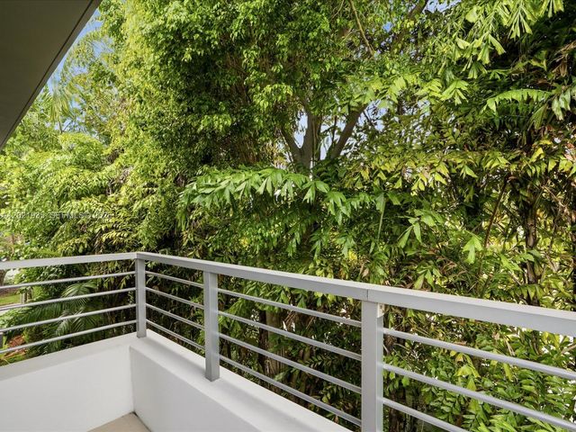 125 Hampton Ln, Key Biscayne, FL 33149