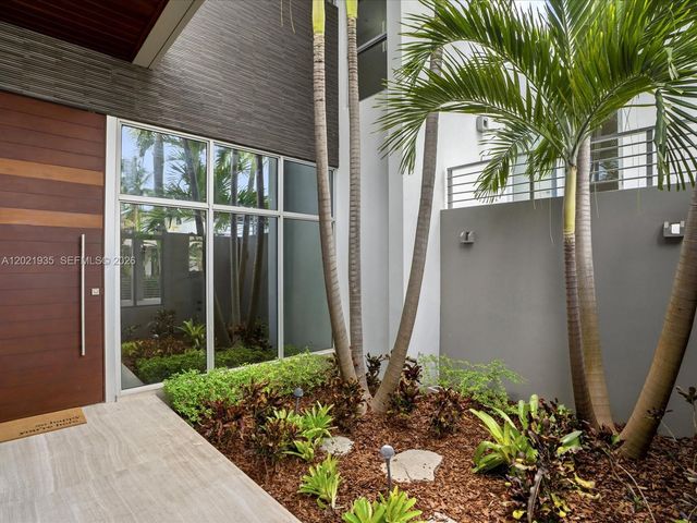 125 Hampton Ln, Key Biscayne, FL 33149