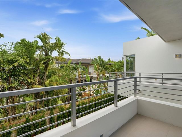 125 Hampton Ln, Key Biscayne, FL 33149