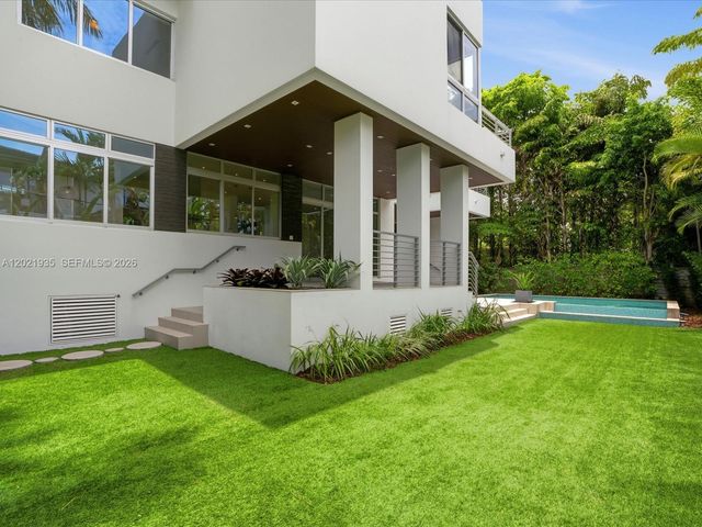 125 Hampton Ln, Key Biscayne, FL 33149