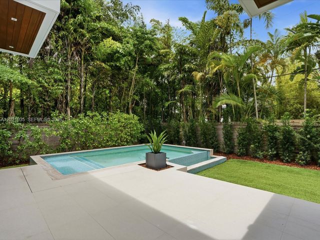 125 Hampton Ln, Key Biscayne, FL 33149