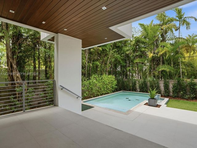 125 Hampton Ln, Key Biscayne, FL 33149