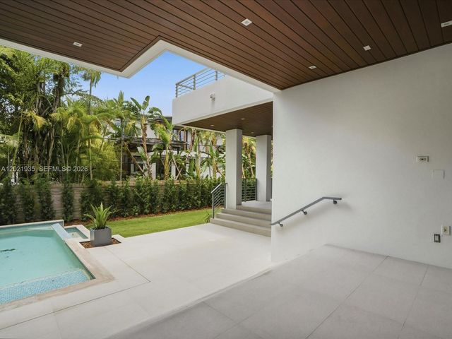 125 Hampton Ln, Key Biscayne, FL 33149
