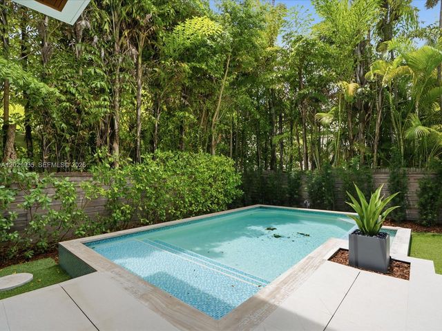 125 Hampton Ln, Key Biscayne, FL 33149