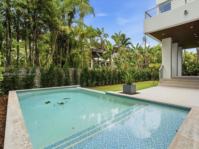 125 Hampton Ln, Key Biscayne, FL 33149