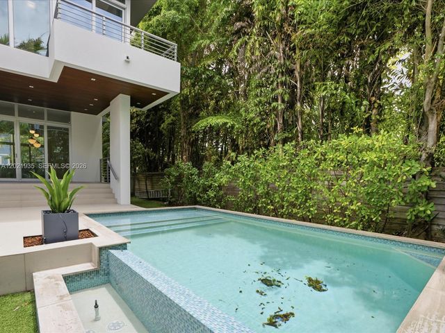 125 Hampton Ln, Key Biscayne, FL 33149