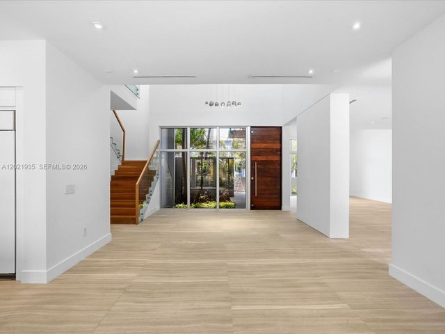 125 Hampton Ln, Key Biscayne, FL 33149