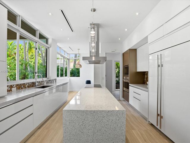 125 Hampton Ln, Key Biscayne, FL 33149