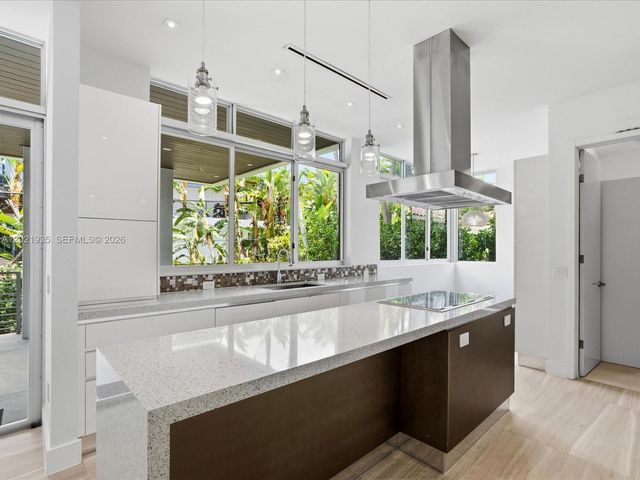 125 Hampton Ln, Key Biscayne, FL 33149