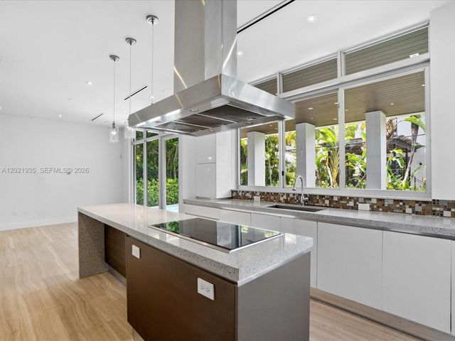 125 Hampton Ln, Key Biscayne, FL 33149