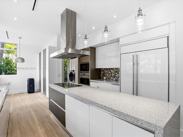 125 Hampton Ln, Key Biscayne, FL 33149