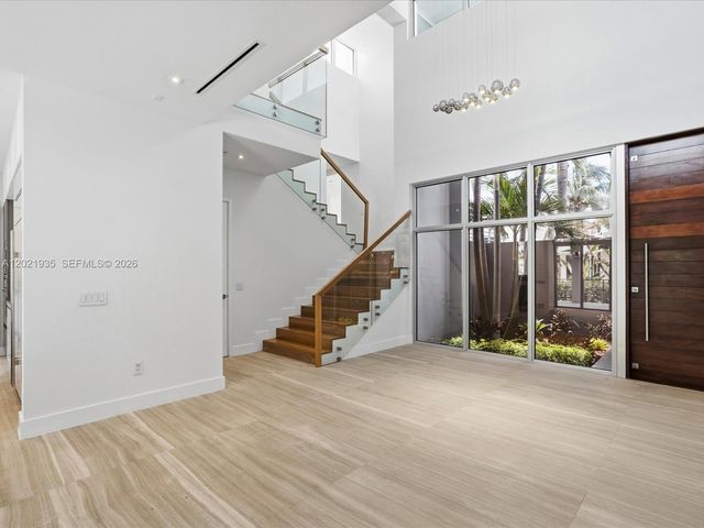 125 Hampton Ln, Key Biscayne, FL 33149