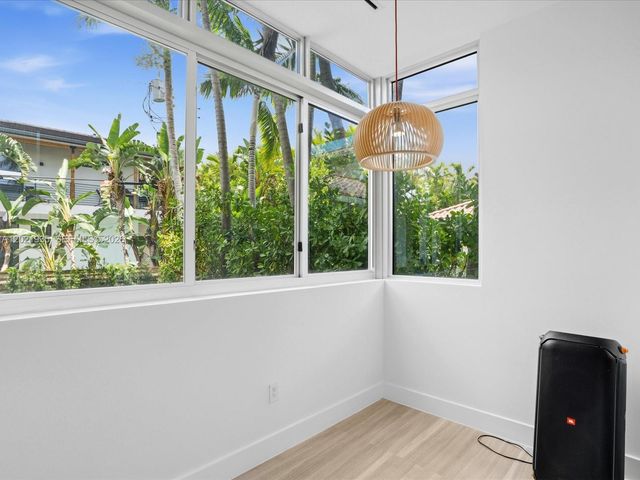 125 Hampton Ln, Key Biscayne, FL 33149