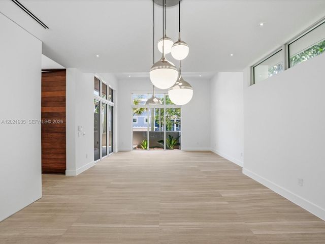 125 Hampton Ln, Key Biscayne, FL 33149