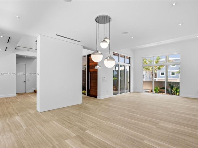 125 Hampton Ln, Key Biscayne, FL 33149
