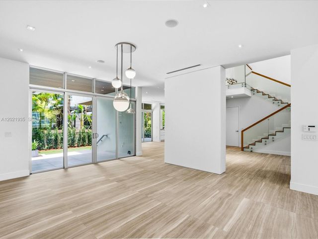 125 Hampton Ln, Key Biscayne, FL 33149