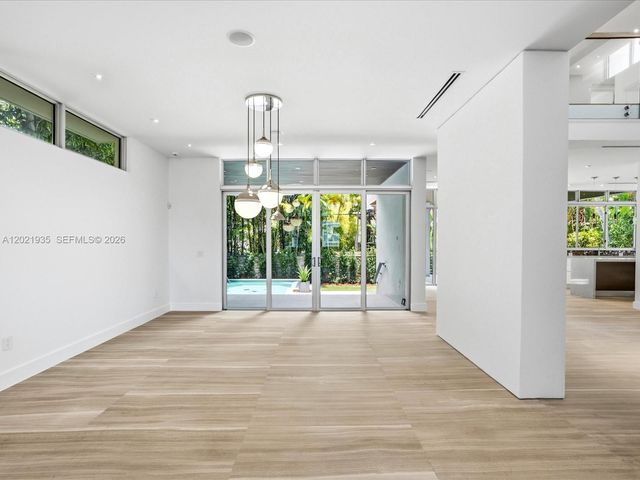 125 Hampton Ln, Key Biscayne, FL 33149