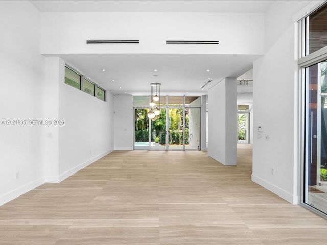125 Hampton Ln, Key Biscayne, FL 33149