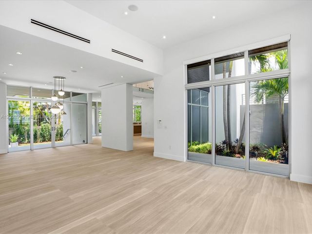 125 Hampton Ln, Key Biscayne, FL 33149