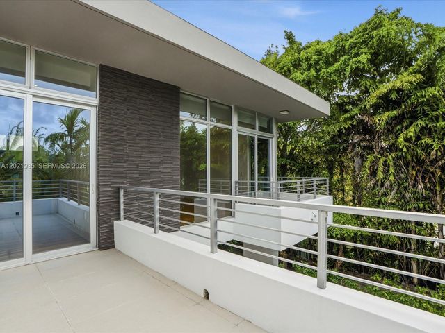 125 Hampton Ln, Key Biscayne, FL 33149