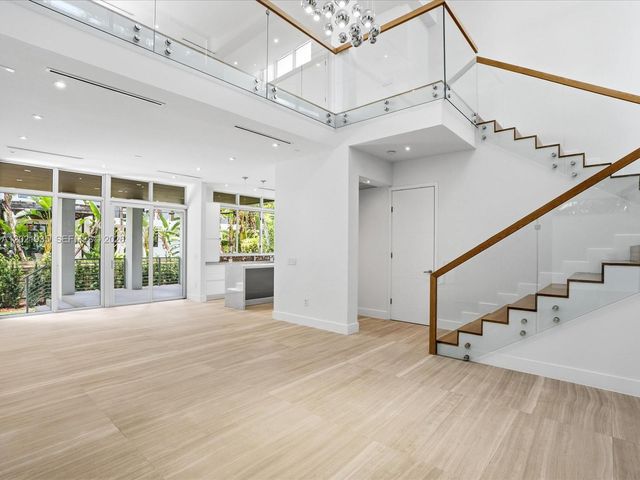 125 Hampton Ln, Key Biscayne, FL 33149