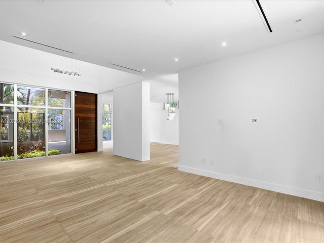 125 Hampton Ln, Key Biscayne, FL 33149