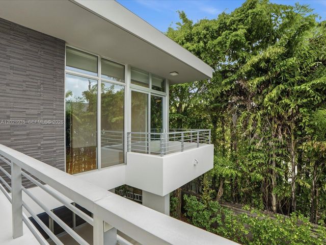 125 Hampton Ln, Key Biscayne, FL 33149
