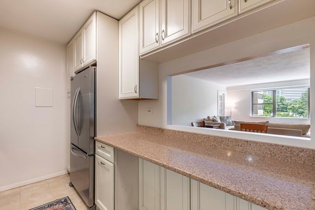 8 Whittier Place 4C, Boston, MA 02114