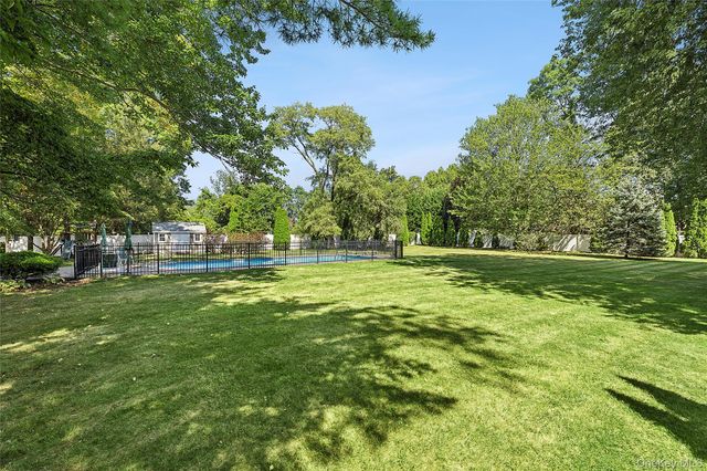 54 Dix Woods Drive, Melville, NY 11747
