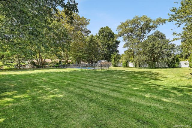 54 Dix Woods Drive, Melville, NY 11747