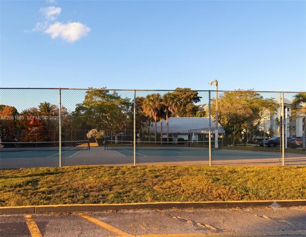 731 N Pine Island Rd 102, Plantation, FL 33324