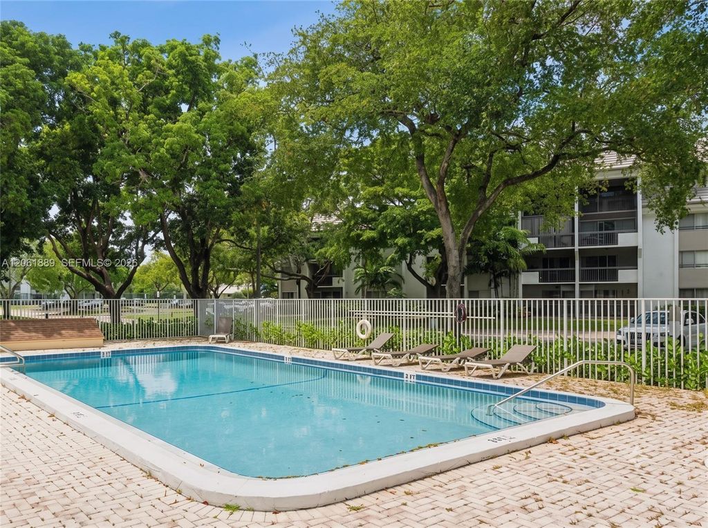 731 N Pine Island Rd 102, Plantation, FL 33324