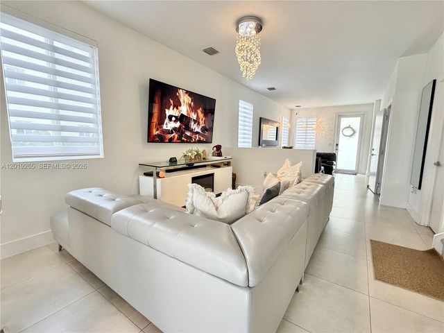 7243 NW 103rd Path, Doral, FL 33178