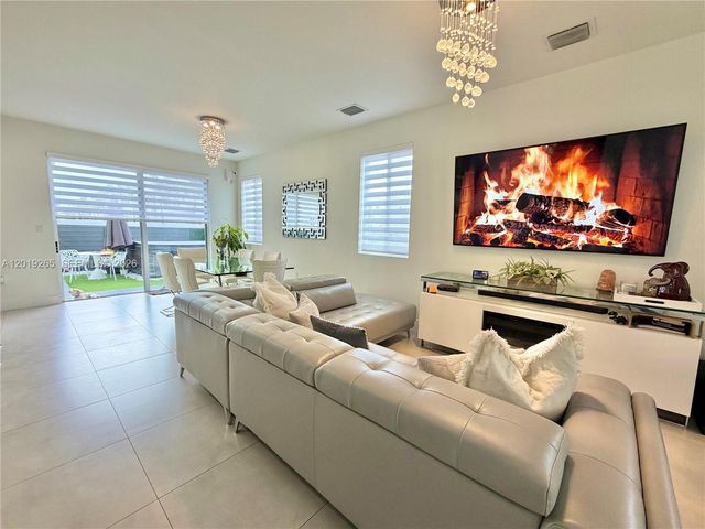 7243 NW 103rd Path, Doral, FL 33178