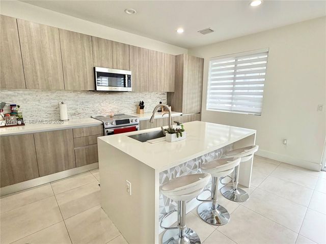 7243 NW 103rd Path, Doral, FL 33178