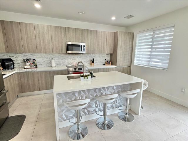 7243 NW 103rd Path, Doral, FL 33178