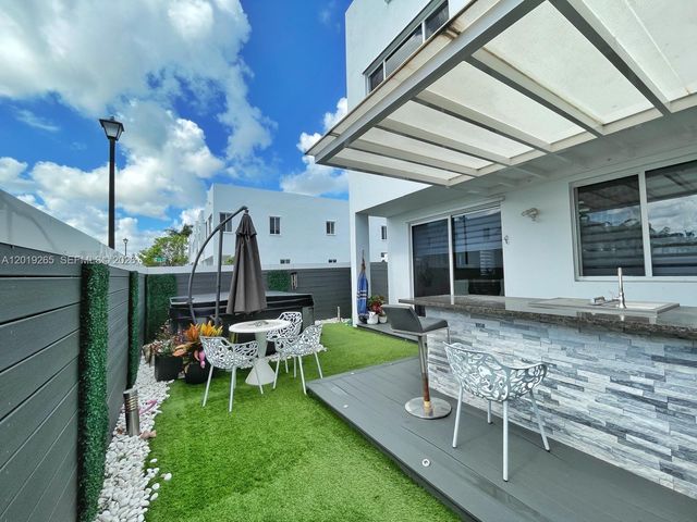 7243 NW 103rd Path, Doral, FL 33178