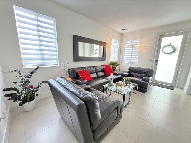 7243 NW 103rd Path, Doral, FL 33178