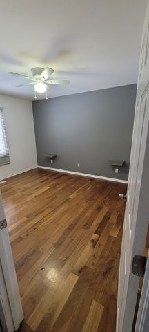 996 Hawthorne Drive, Crystal Lake, IL 60014