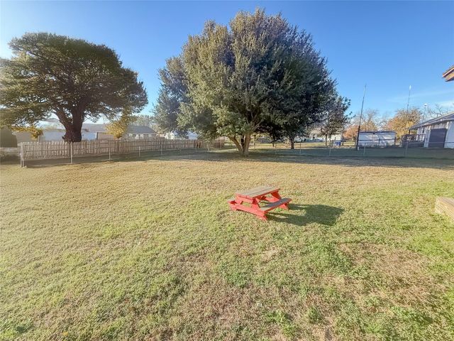 617 Caldwell ST, Lexington, TX 78947