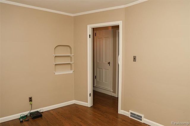 2135 Fleetwood Drive, Grosse Pointe Woods, MI 48236