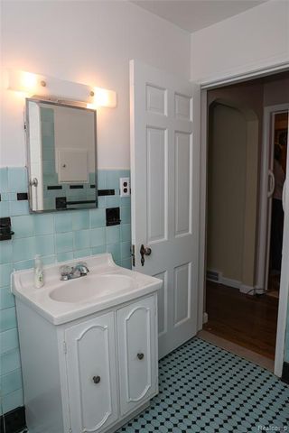 2135 Fleetwood Drive, Grosse Pointe Woods, MI 48236