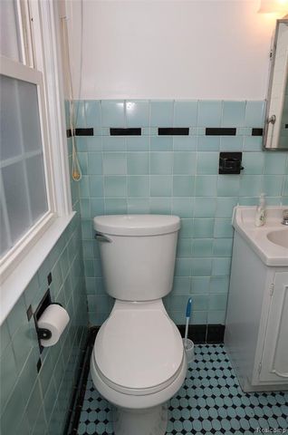 2135 Fleetwood Drive, Grosse Pointe Woods, MI 48236