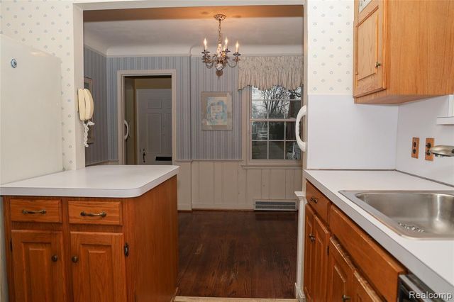 2135 Fleetwood Drive, Grosse Pointe Woods, MI 48236