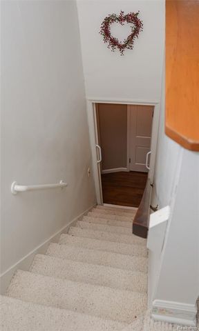 2135 Fleetwood Drive, Grosse Pointe Woods, MI 48236