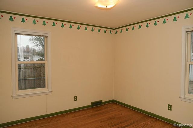 2135 Fleetwood Drive, Grosse Pointe Woods, MI 48236