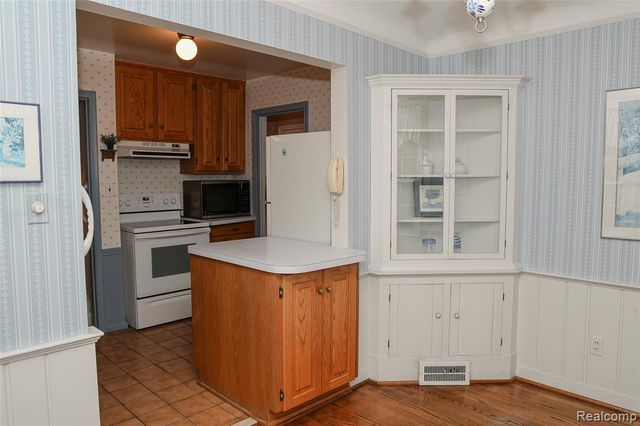 2135 Fleetwood Drive, Grosse Pointe Woods, MI 48236