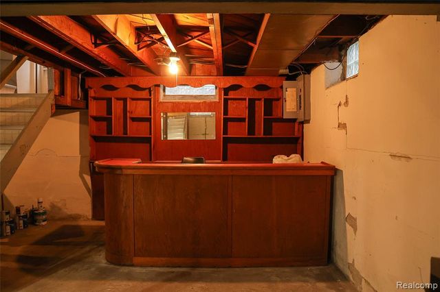 2135 Fleetwood Drive, Grosse Pointe Woods, MI 48236